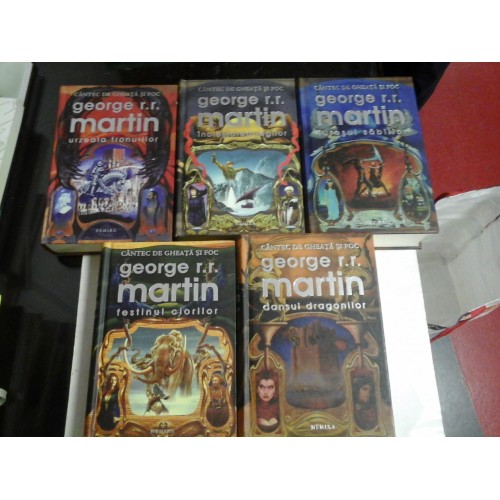 Seria Cantec de gheata si foc (completa) 5 volume: URZEALA TRONURILOR; INCLESTAREA REGILOR; IURESUL SABIILOR; FESTINUL CIORILOR; DANSUL DRAGONILOR - GEORGE R.R. MARTIN Seria Cantec de gheata si foc (completa) 5 volume: URZEALA TRONURILOR; INCLESTAREA REGILOR; IURESUL SABIILOR; FESTINUL CIORILOR; DANSUL DRAGONILOR - GEORGE R.R. MARTIN